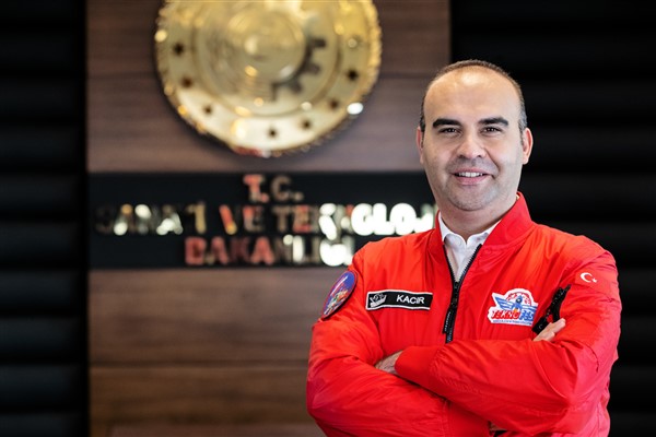 Bakan Kcaır, fırlatma öncesi Alper Gezeravcı’yı karantinada ziyaret etti