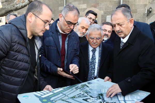 Bakan Özhaseki ve Başkan Büyükkılıç, Cami-i Kebir'i inceledi