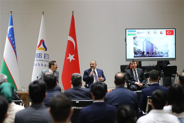 Bakan Varank ve Togg heyeti, Özbek öğrencilerle buluştu