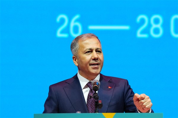 Bakan Yerlikaya'dan Eczacıbaşı Dynavit ve VakıfBank'a tebrik