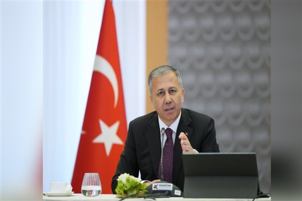 Bakan Yerlikaya, Uşak'ta orman yangını ile mücadele çalışmalarını inceledi