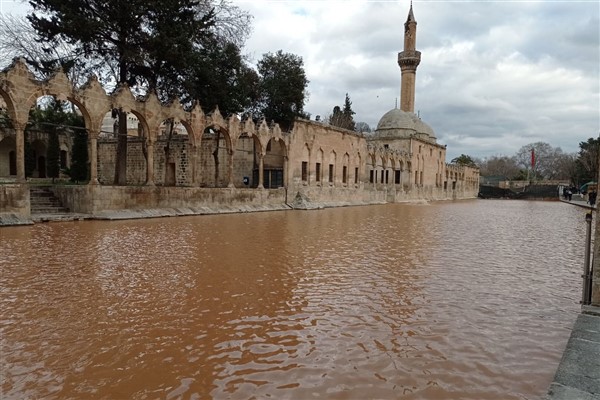 Balıklıgöl'ün suyu deprem sonrası çamur rengine döndü