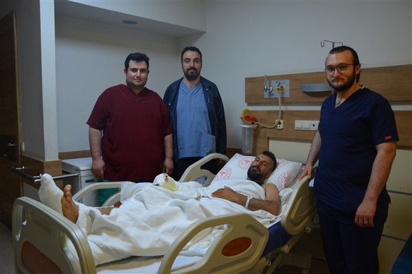 Baş parmağı kopan işçiye ayak parmağı nakledildi