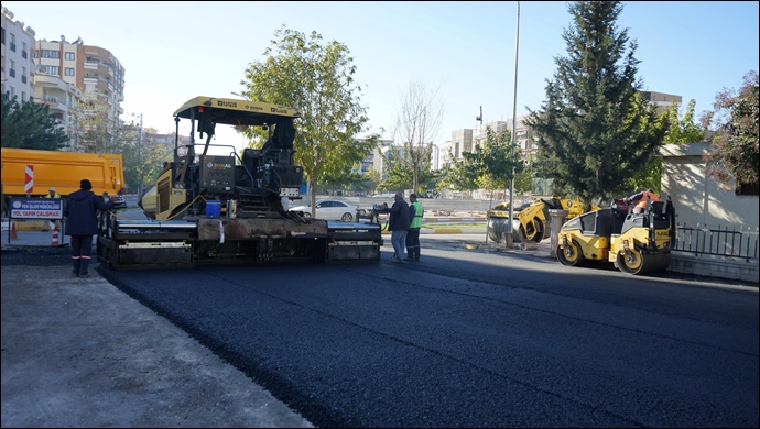 Başkan Baydilli İle Karaköprü’de Yollar Sıcak Asfaltla Yenileniyor