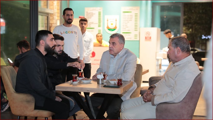 Başkan Beyazgül, Çay Bahçesinde Vatandaşlarla Bir Araya Geldi