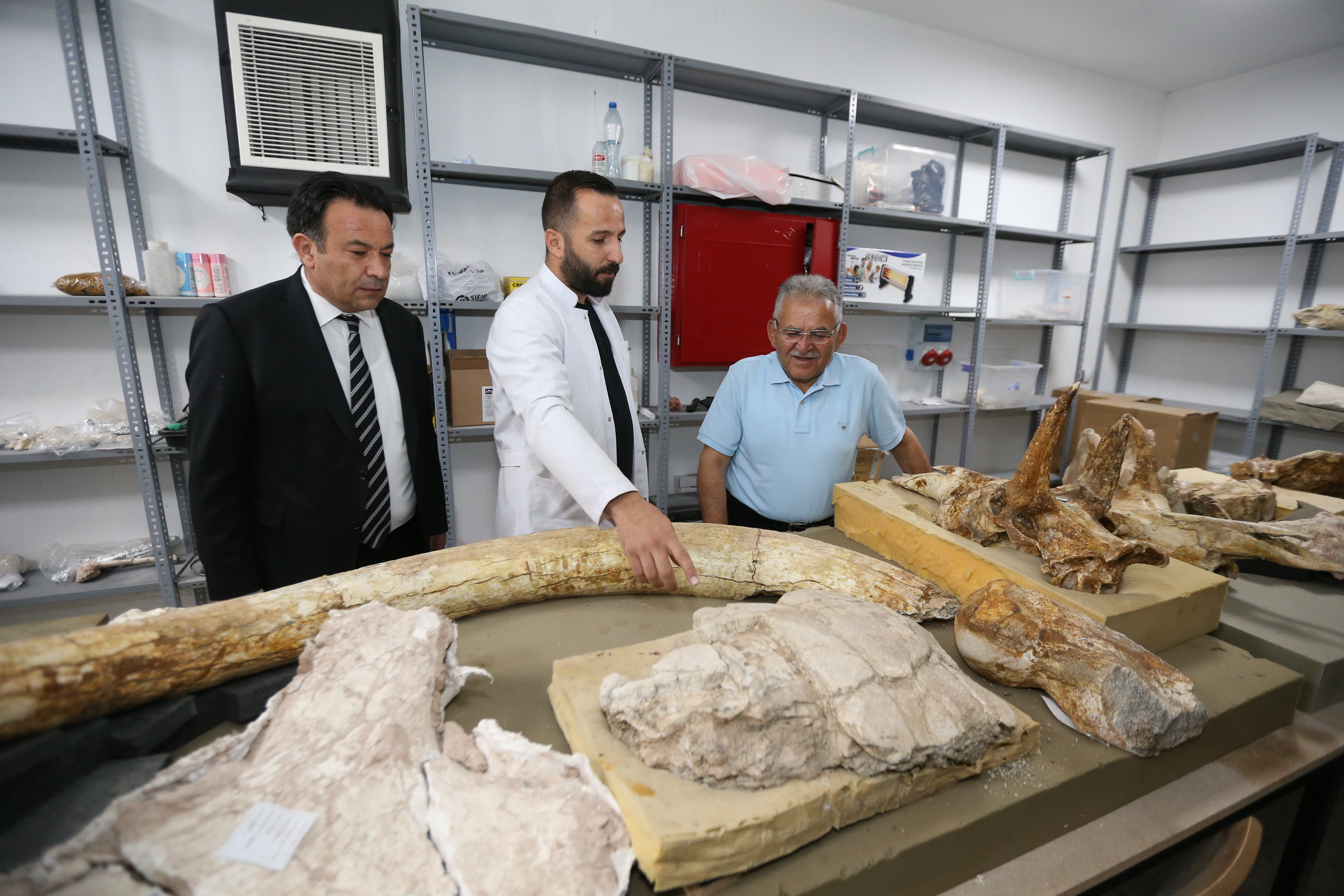 Başkan Büyükkılıç, 7,5 milyon yıllık fosillerin ayağa kaldırma çalışmalarını inceledi