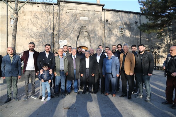 Başkan Büyükkılıç, Bayram namazı sonrası vatandaşla bayramlaştı
