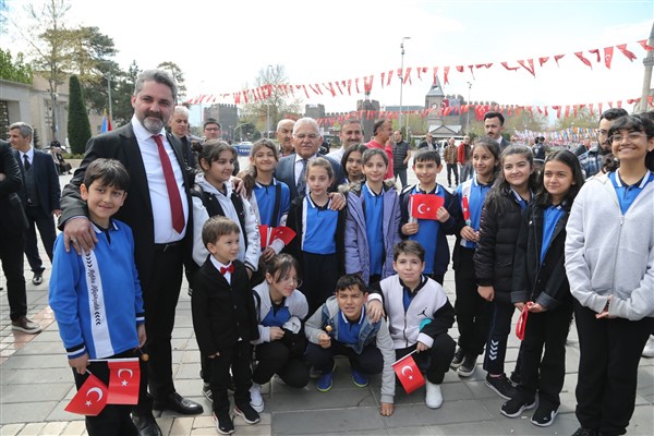 Başkan Büyükkılıç, çocukların 23 Nisan coşkusuna ortak oldu