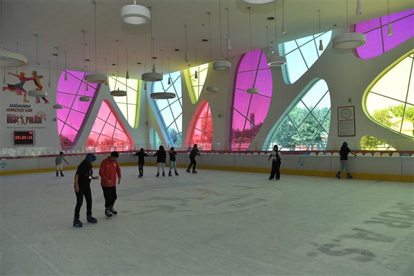 Başkan Büyükkılıç, KAYMEK kursiyeri gençlerin spor etkinliğine katıldı