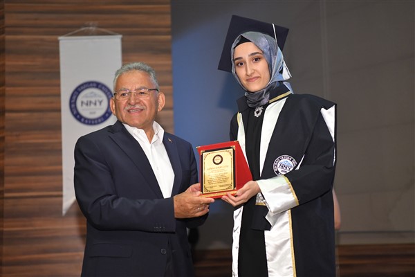 Başkan Büyükkılıç, NNYÜ Sağlık Bilimleri Fakültesi Mezuniyet Töreni'ne katıldı