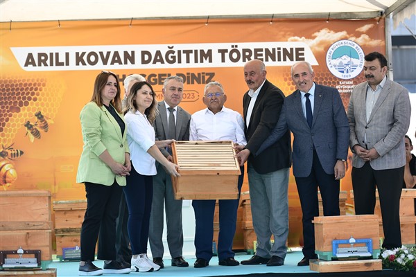 Başkan Büyükkılıç’tan 80 üreticiye 2 milyon 260 bin TL’lik arılı kovan desteği