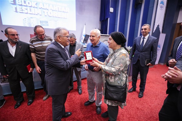 Başkan Büyükkılıç, Vizyon Projede 126 daire ve 9 iş yerinin anahtar teslimini yaptı