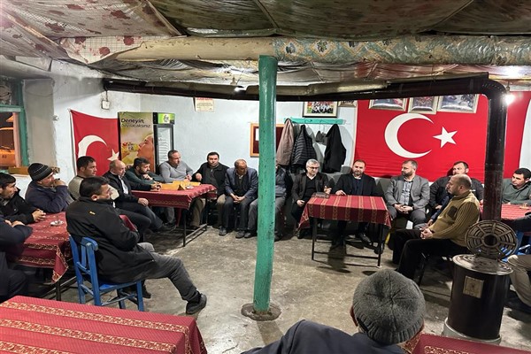 Başkan Eroğlu çiftçinin taleplerini dinliyor 