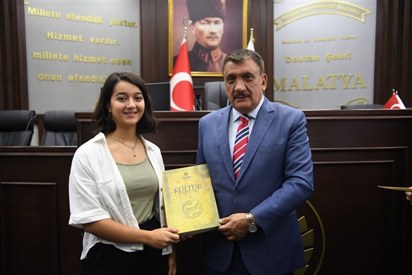 Başkan Gürkan, YKS'de başarı elde eden öğrencilerle bir araya geldi