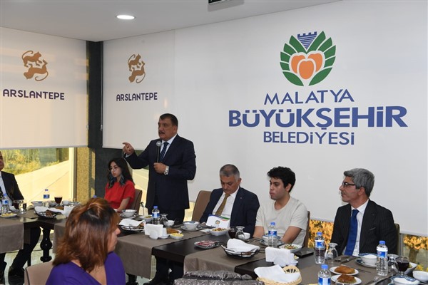 Başkan Gürkan, YKS'de derece yapan öğrencilerle bir araya geldi