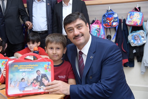 Başkan Oğuz, öğrencilere kırtasiye seti hediye etti