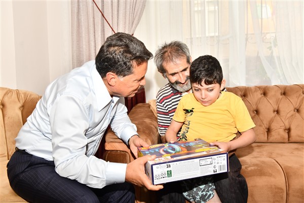 Başkan Özer, kemik erimesi hastası çocuğu ziyaret etti 