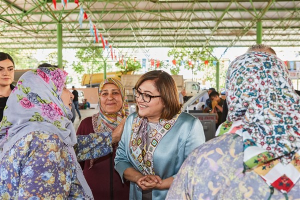 Başkan Şahin, kurban kesim alanlarındaki gazi şehirlilerle bayramlaştı