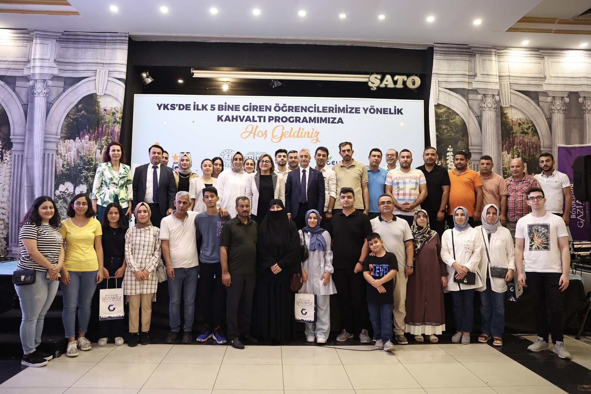 Başkan Şahin, YKS'de sıralama yapan öğrencilerle buluştu