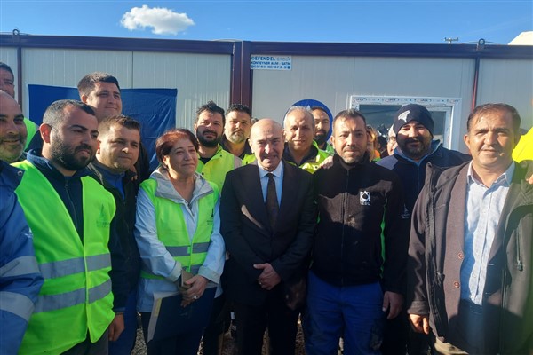 Başkan Soyer, Adıyaman'da kurulan konteyner kenti ziyaret etti