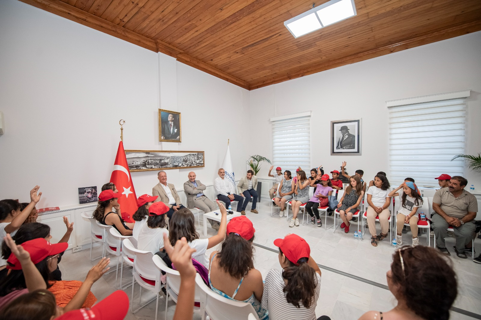 Başkan Soyer, depremzede çocukları ağırladı
