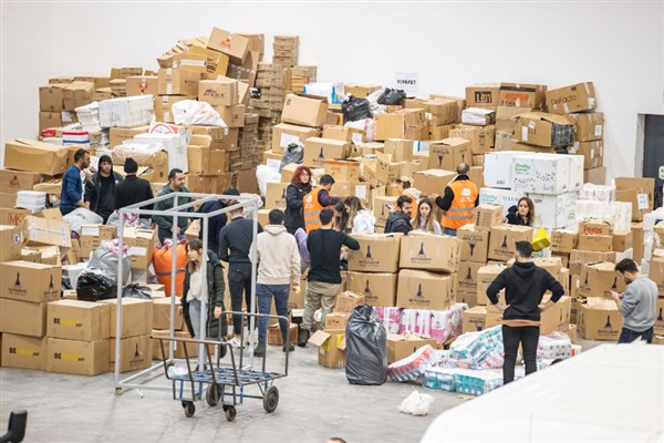 Başkan Soyer, yardımların toplandığı Fuar İzmir'i ziyaret etti
