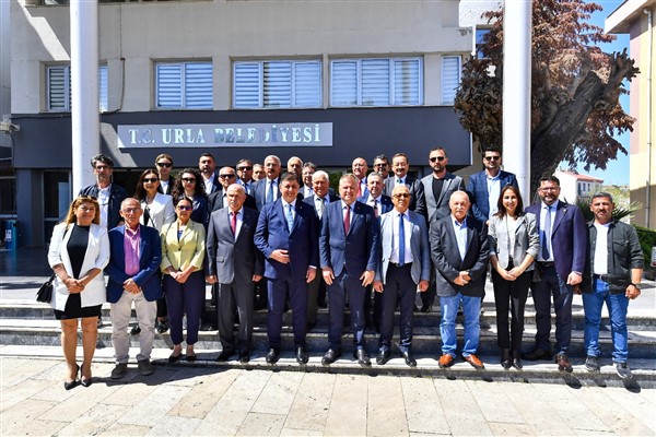 Başkan Tugay, bayramın ilk günü Urla ve Çeşme'de yurttaşlarla buluştu