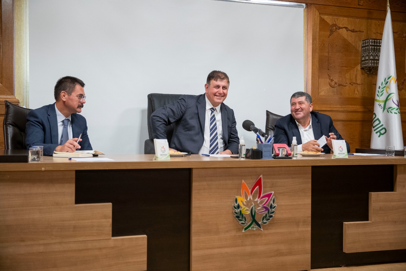Başkan Tugay: Dayanışma içinde olacağız ama tasarrufu bırakmayacağız 