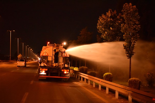 Başkentte gece temizlik timleri iş başında 