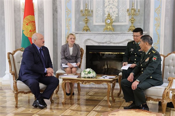 Belarus Devlet Başkanı Lukaşenko Çin Savunma Bakanı Li Shangfu'yu kabul etti