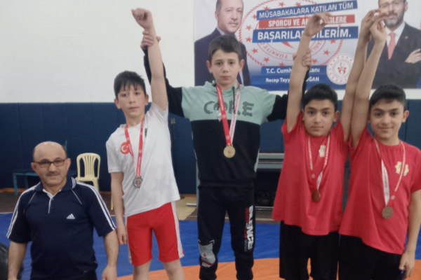 Belediyesporlu küçük pehlivanlardan iki madalya