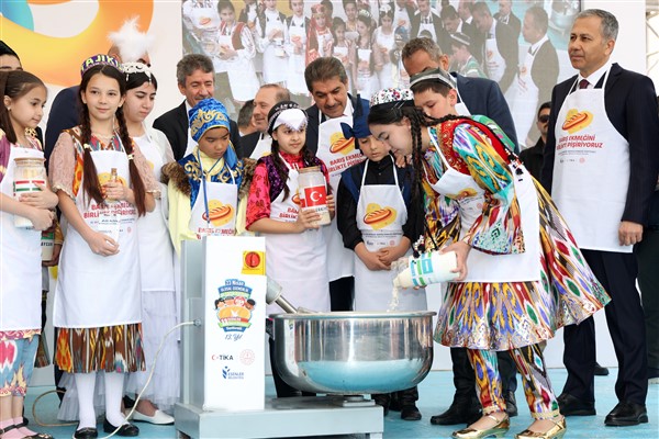 Bi'dünya çocuk barış ekmeği pişirdi