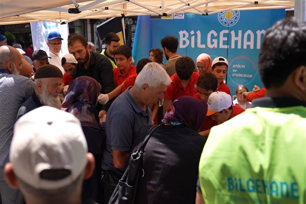 Bilgehane öğrencileri vatandaşlara aşure ikram etti
