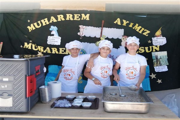 Bilgehane öğrencilerinden aşure ikramı