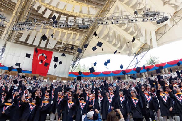 Bilkent Üniversitesi 2023 mezunlarını uğurladı