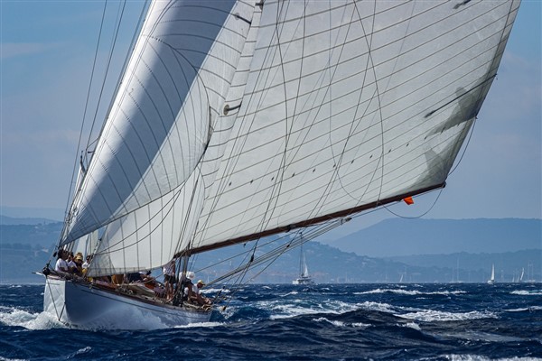 Bodrum'da arıza nedeniyle sürüklenen tekne kurtarıldı 