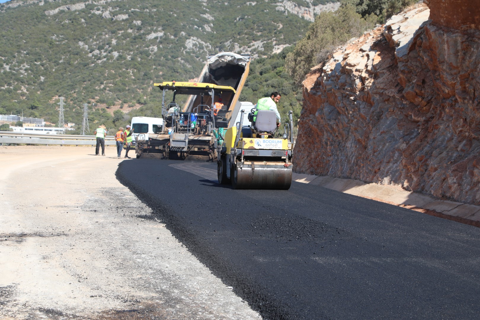 Bodrum genelinde yol yapım çalışmaları yapılıyor