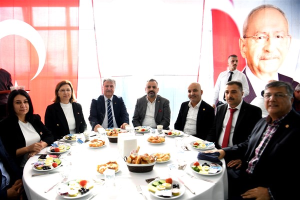 Bornova’da CHP’ye 300 kişilik katılım