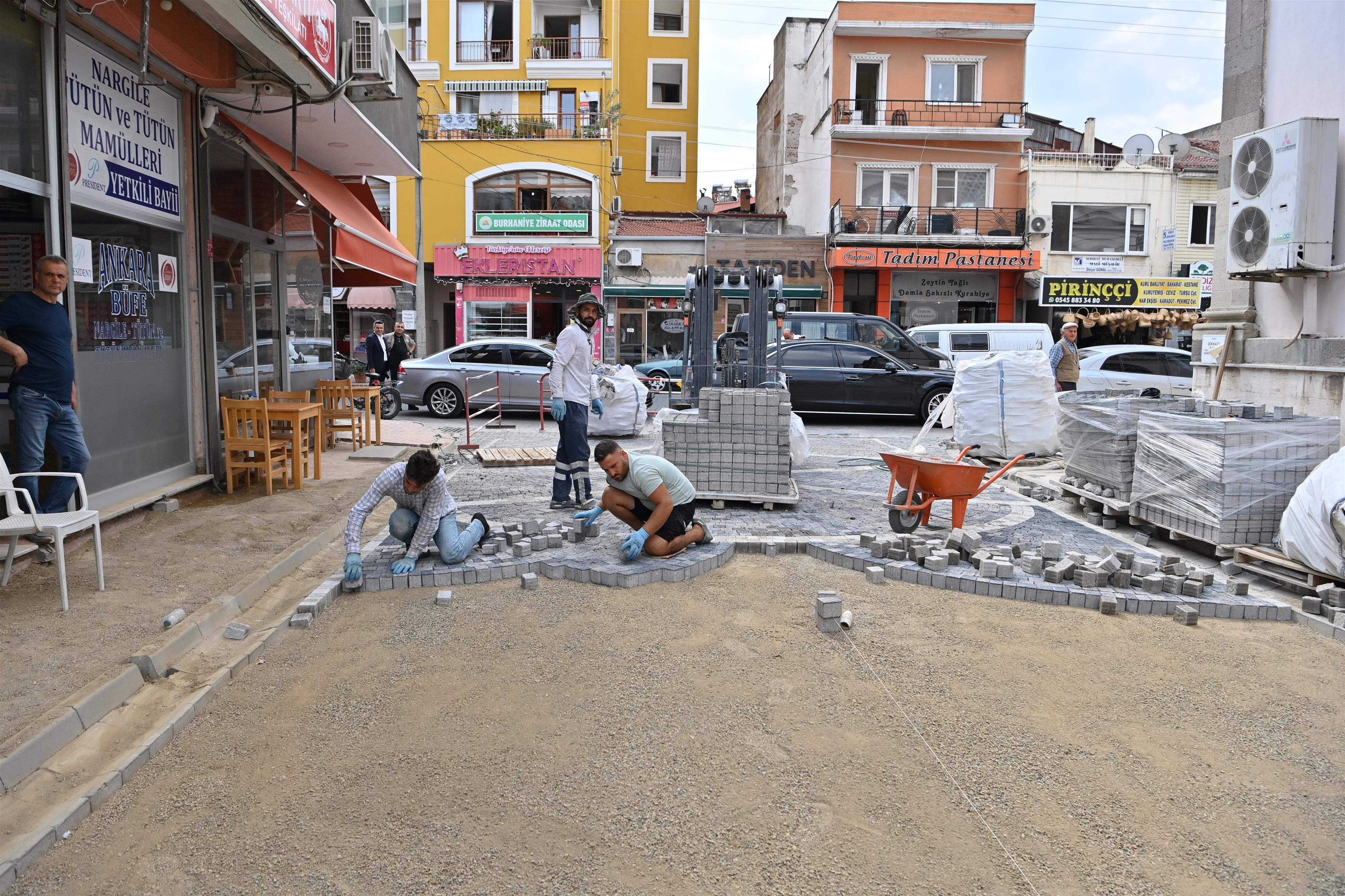 Burhaniye Koca Cami çevresindeki yollar yenilenecek