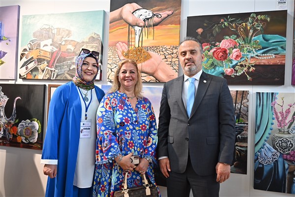 Bursa'da dönüşüm temalı el emeği göz nuru sergisi