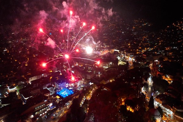 Bursa'da kutlamalara havai fişekli final