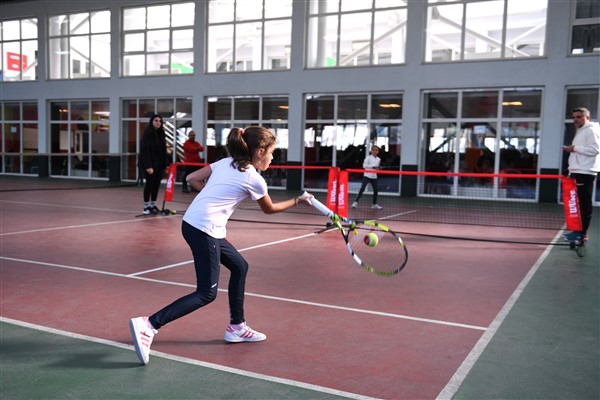 Bursa'da minik raketler şampiyon olabilmek için yarıştı