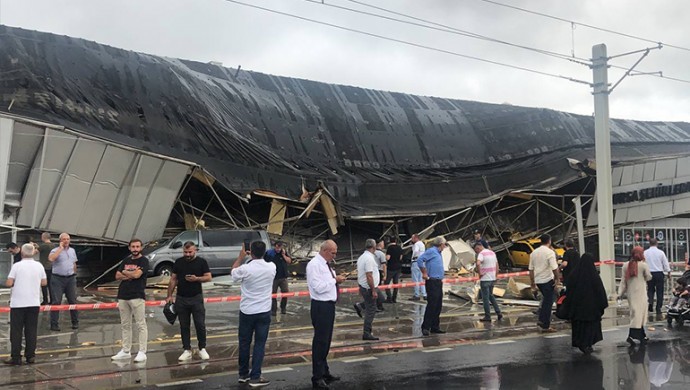 Bursa'da otobüs terminaline yıldırım düştü