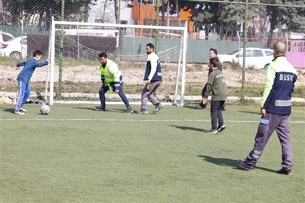 BUSKİ Personeli depremzede çocuklarla moral maçı yaptı