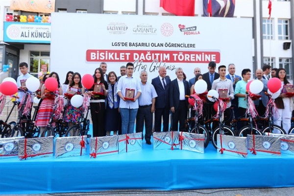 Büyükşehir Başkanı Şahin’den LGS birincisine ödül