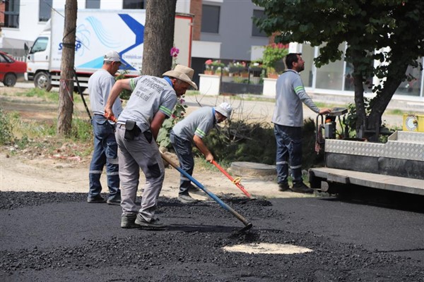 Büyükşehir Belediyesi, mahallelerde sıcak asfalt çalışması yapıyor