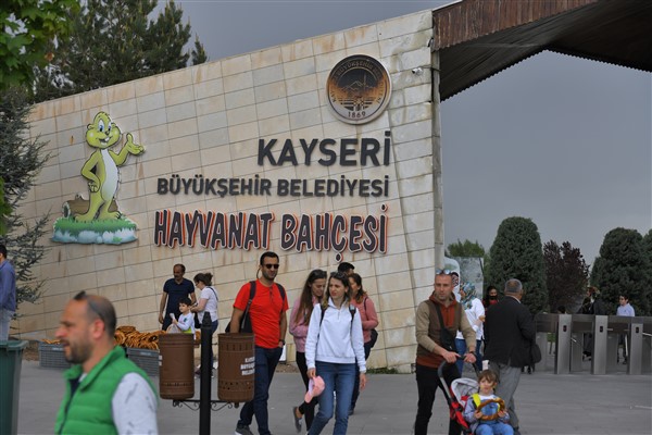 Büyükşehir’in bayrama özel ücretsiz hayvanat bahçesine yoğun ilgi