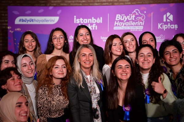 ‘Büyüt Hayallerini’ projesindeki bursiyerler hem burs aldılar hem iş öğrendi