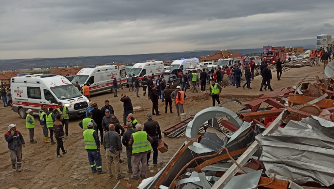 Cami yapımında iskele çöktü: 20 işçi yaralı