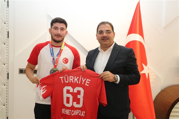 Canpolat, Dünya Şampiyonu olan milli sporcu Abdulsemet Ocakoğlu ile bir araya geldi